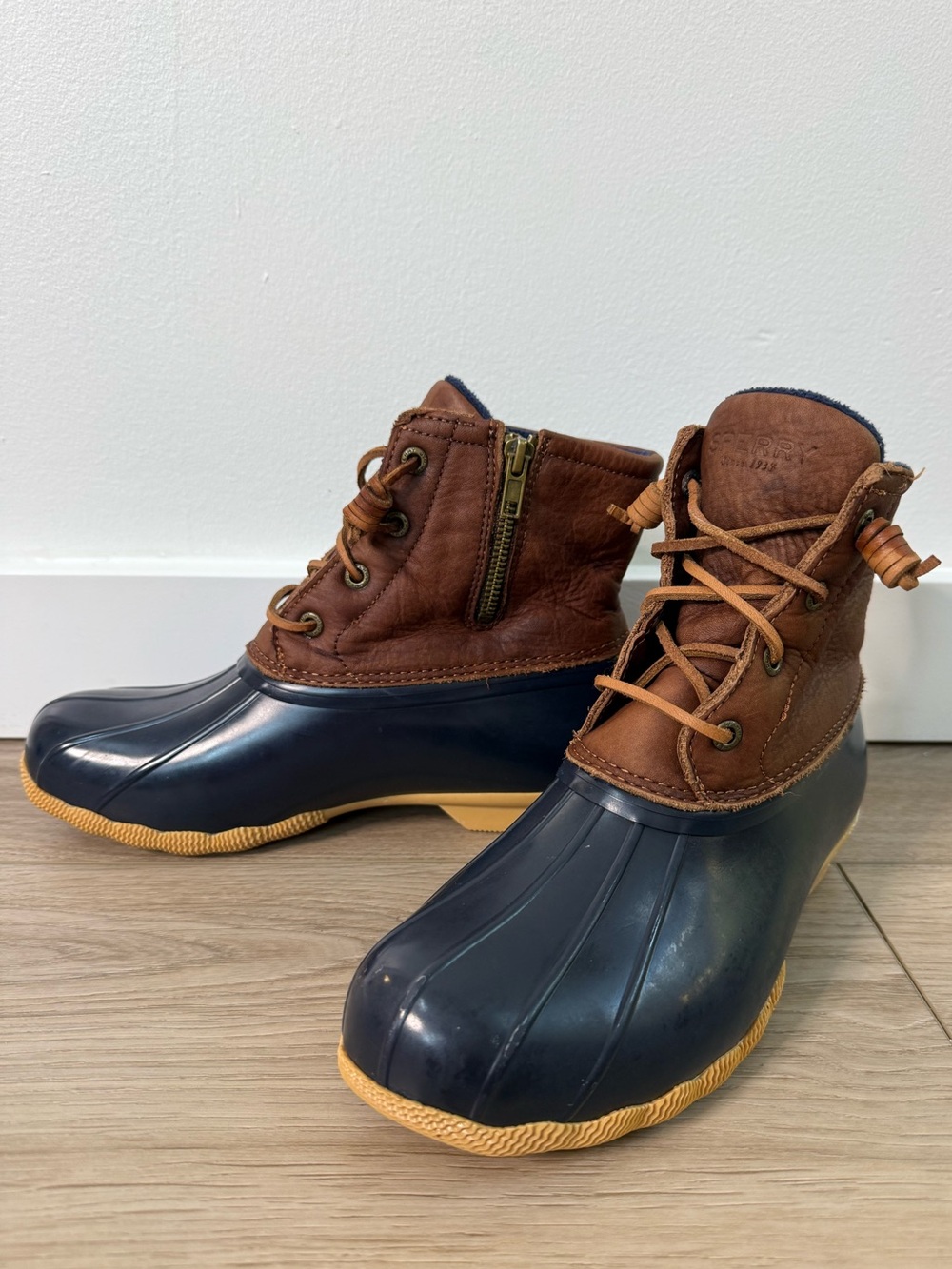 Sperry Saltwater Brown Leather Navy Duck Boots Women’s Size 7.5